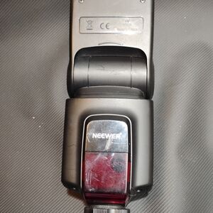 Neewer Black Camera Flash for Enhanced Photography